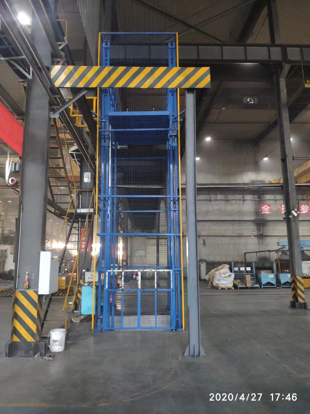 導(dǎo)軌式 半導(dǎo)軌式升降機(jī)